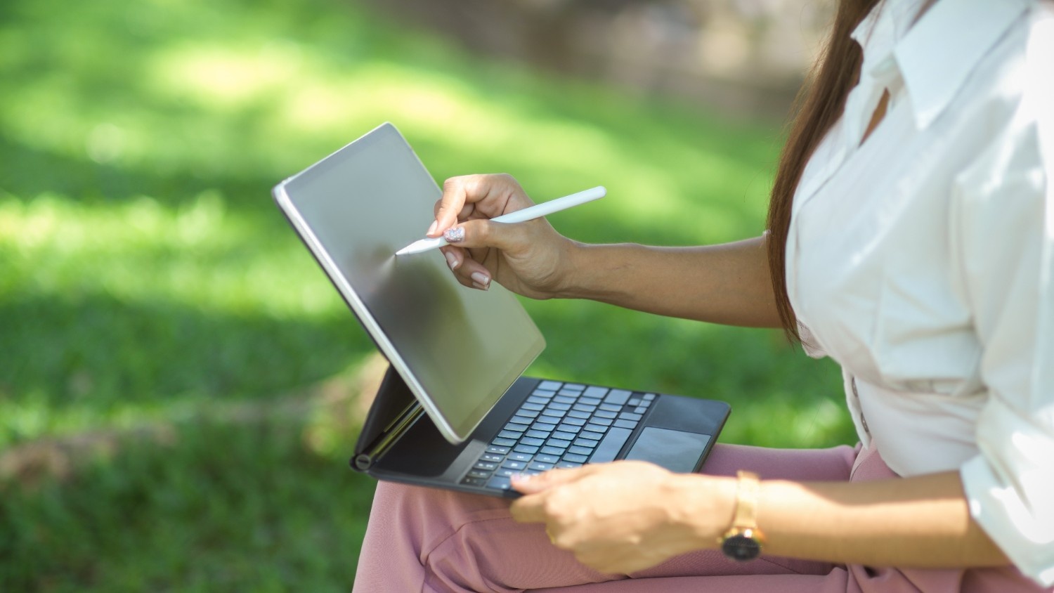 Woman using a tablet and stylus to complete a free electronic signature, illustrating the flexibility of electronic mobile sign solutions for remote work.