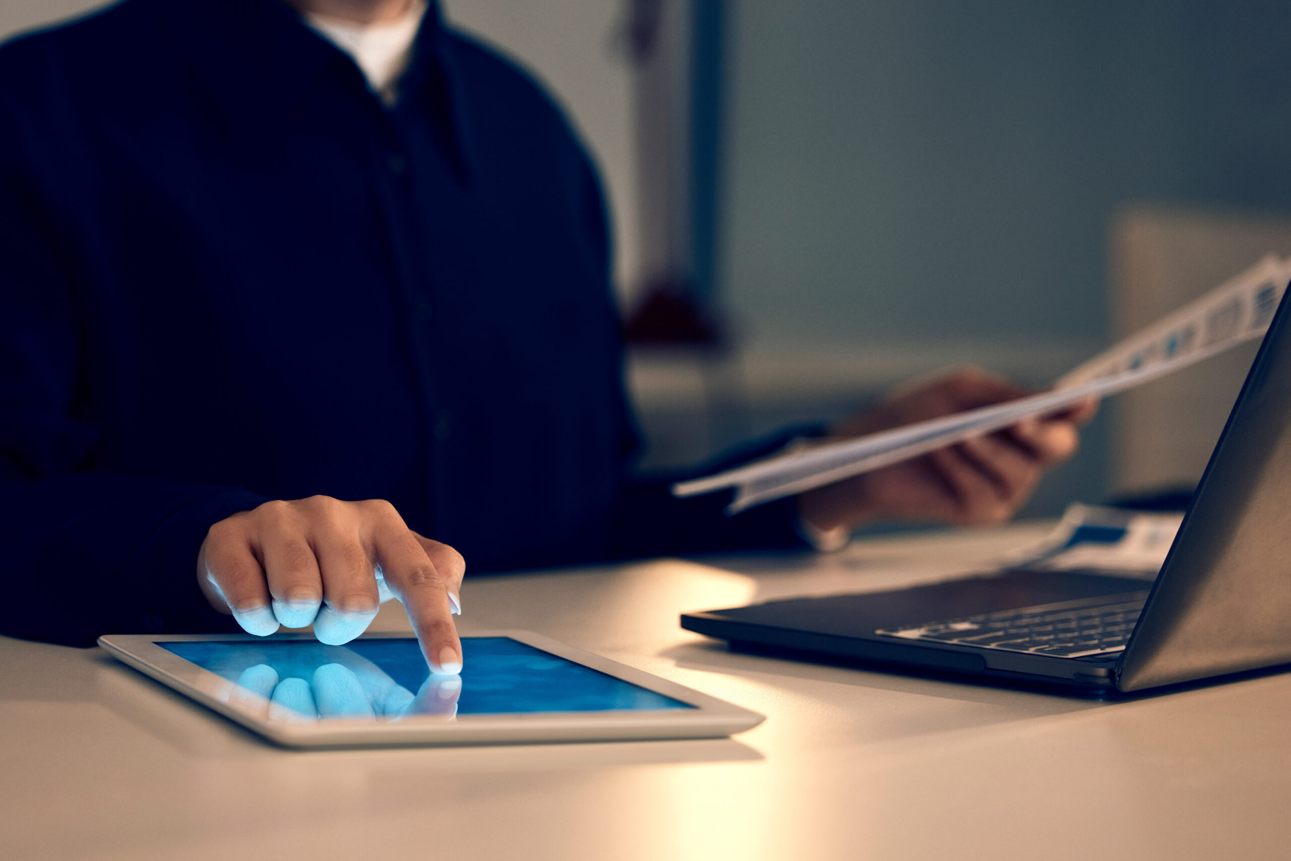 Electronic pen placed on a tablet screen, representing modern Esignature for Procurement solutions enabled through a digital signature app for Procurement.