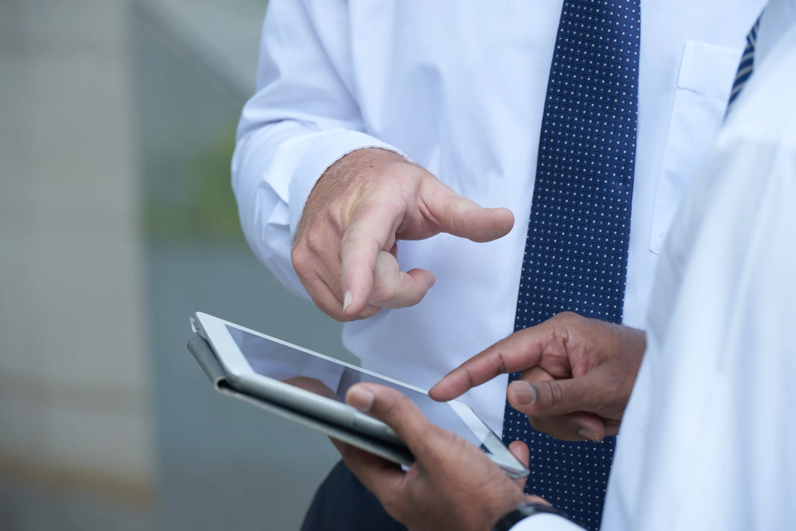 Doctor using tablet for eSignature for healthcare, enabling secure eSignature for patient forms and faster digital intake.