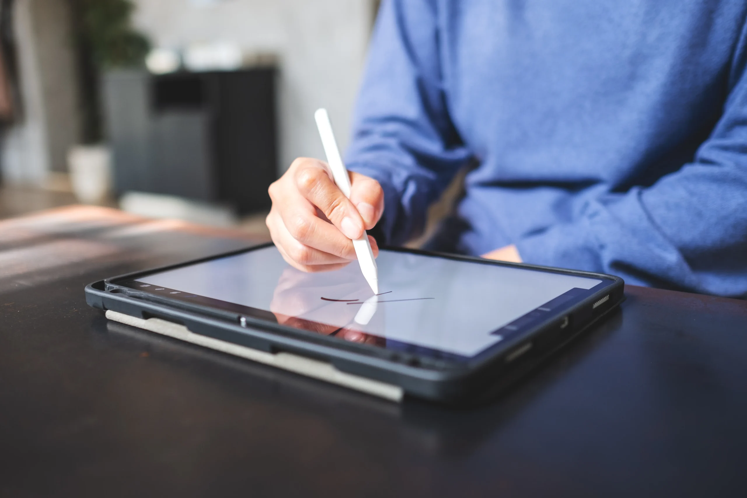  Patient signing on tablet with healthcare eSignature software, demonstrating key Benefits of eSignature in healthcare for clinics.